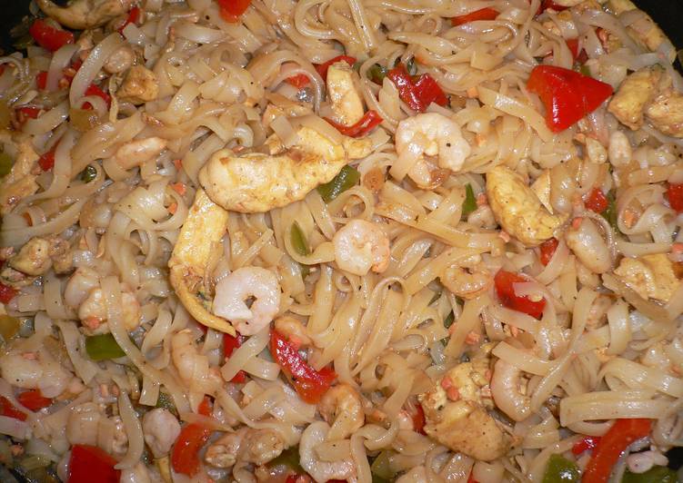 Fideos chinos con pollo y gambas