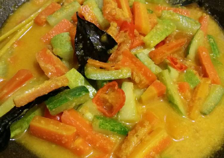 Acar bumbu kuning