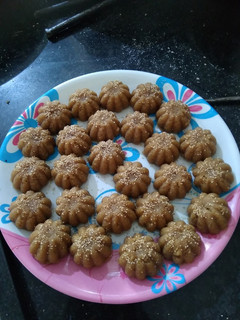 ભાખરી ના મીઠા મધુરા ચુરમાના લાડુ (Churma na Ladu Recipe In Gujarati) રેસીપી મુખ્ય ફોટો