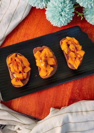 A picture of Mango Nutella Toasties.