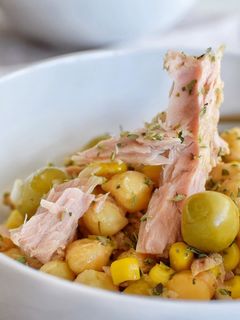 Una foto de Ensalada de garbanzos y atún con vinagreta de mostaza