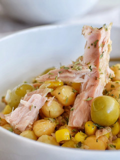 Una foto de Ensalada de garbanzos y atún con vinagreta de mostaza