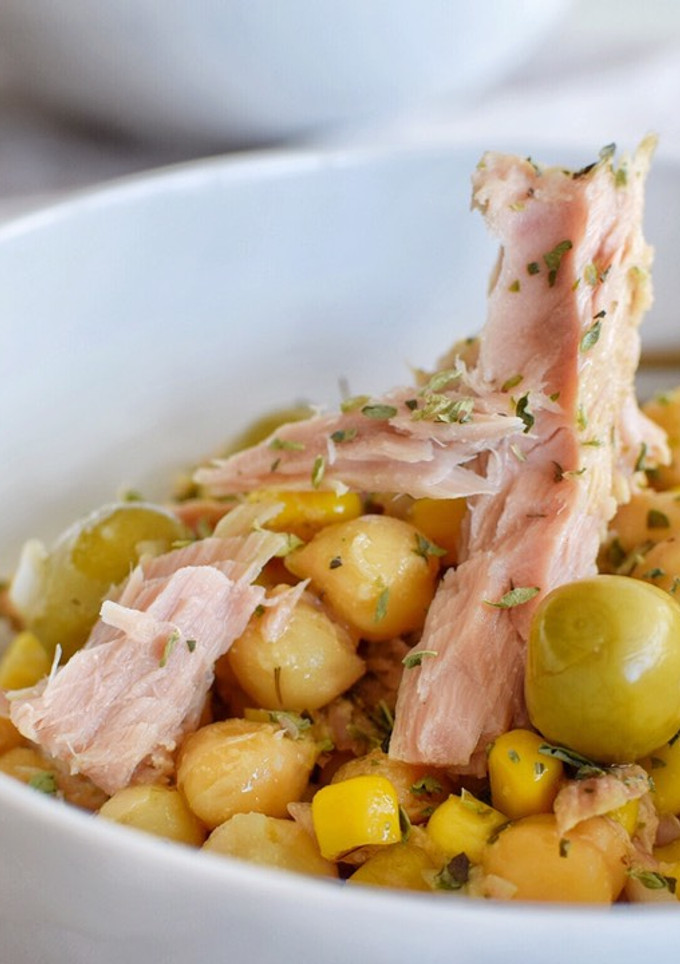 Una foto de Ensalada de garbanzos y atún con vinagreta de mostaza