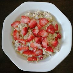 A picture of Overnight oats with yogurt.