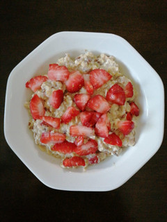 A picture of Overnight oats with yogurt.