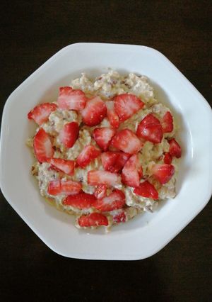 A picture of Overnight oats with yogurt.
