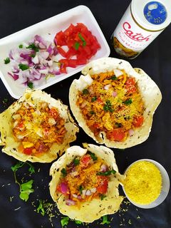 પાપડ કટોરી ચાટ (Papad Katori Chaat Recipe In Gujarati) રેસીપી મુખ્ય ફોટો