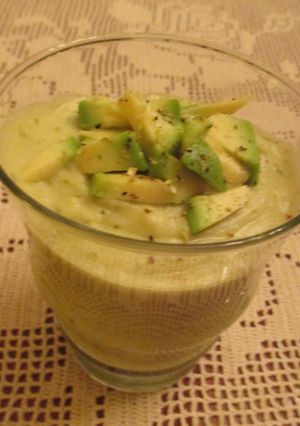 Una foto de Crema de aguacate con cebolla y nata