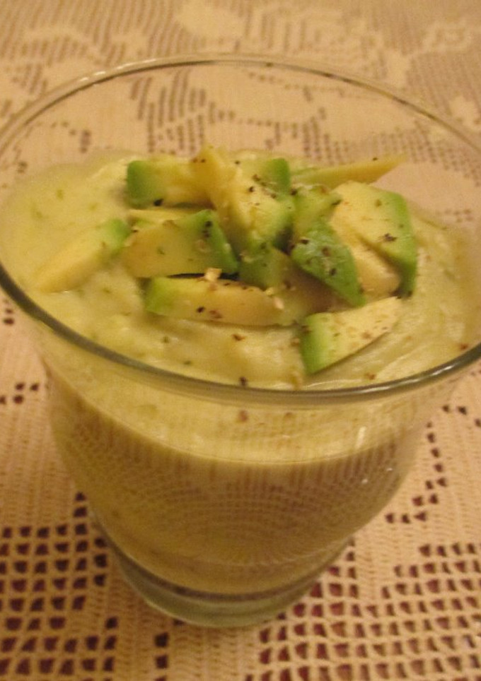 Una foto de Crema de aguacate con cebolla y nata