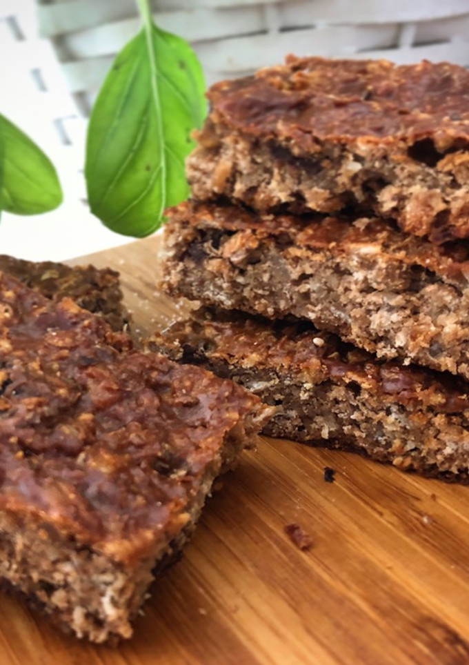 Una foto de Barritas proteicas caseras de yogur, cacahuete y cereales