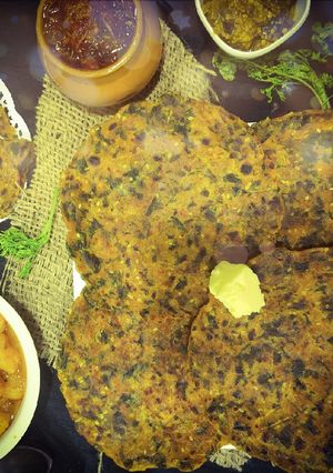 મેથી અને મૂળા ના થેપલા (Methi And Mula Thepla Recipe in Gujarati રેસીપી મુખ્ય ફોટો
