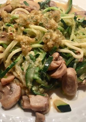 Una foto de Espaguetis de calabacín, champiñones con pesto de nueces