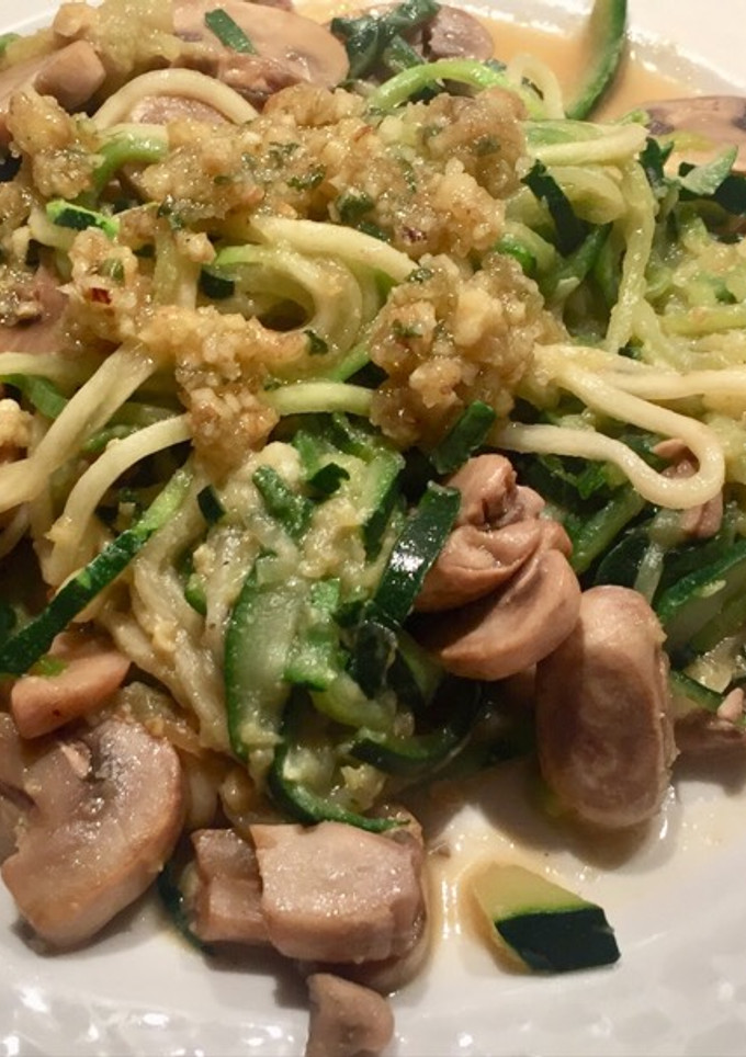Una foto de Espaguetis de calabacín, champiñones con pesto de nueces