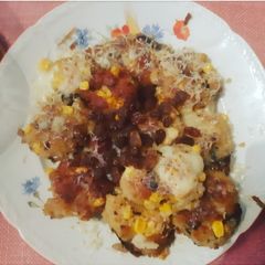 A picture of Aloo and corn fried veg patties with cheese n kismis.