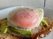 Una foto de tostadas con huevo poche