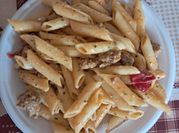 Una foto di pasta salsiccia