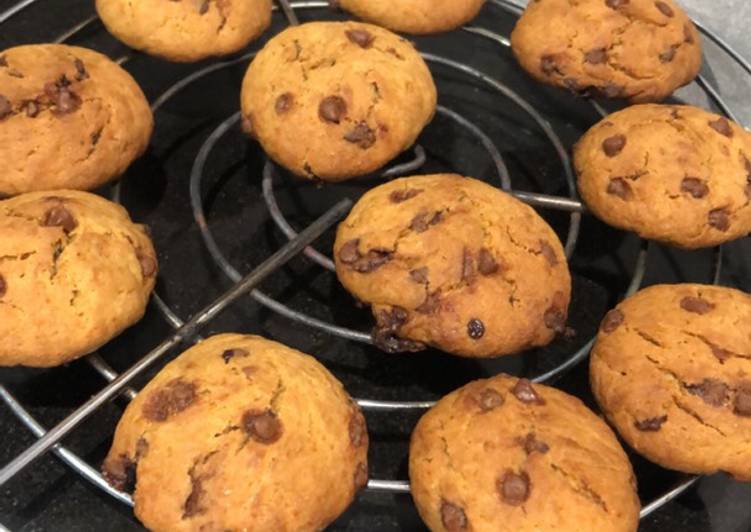 Whole wheat and jaggery chocolate chip cookies