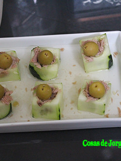 Una foto de Daditos de pepino con atún