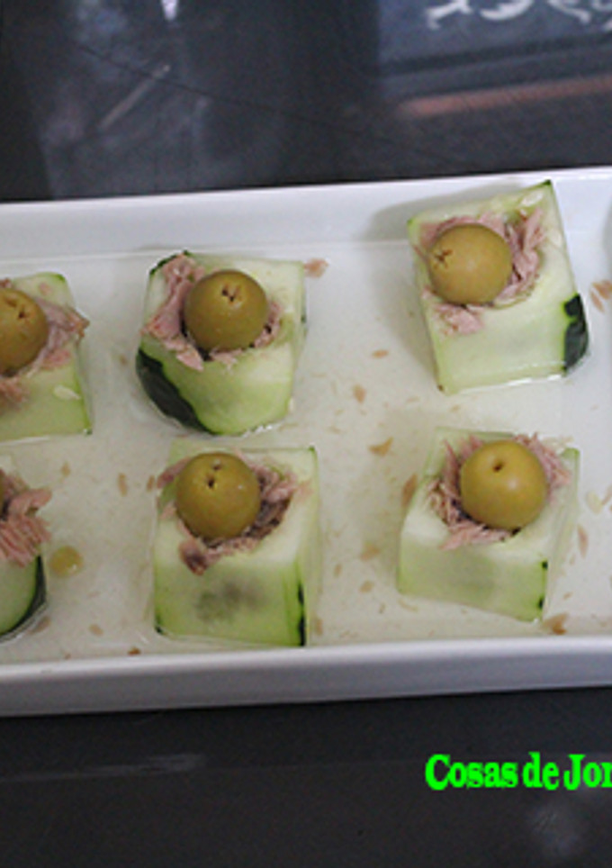 Una foto de Daditos de pepino con atún