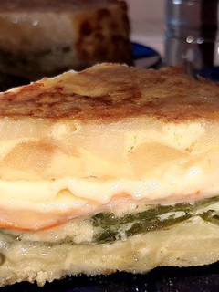 Una foto de Tortilla de patatas rellena