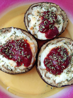 Una foto de Mini pizzas de berenjena
