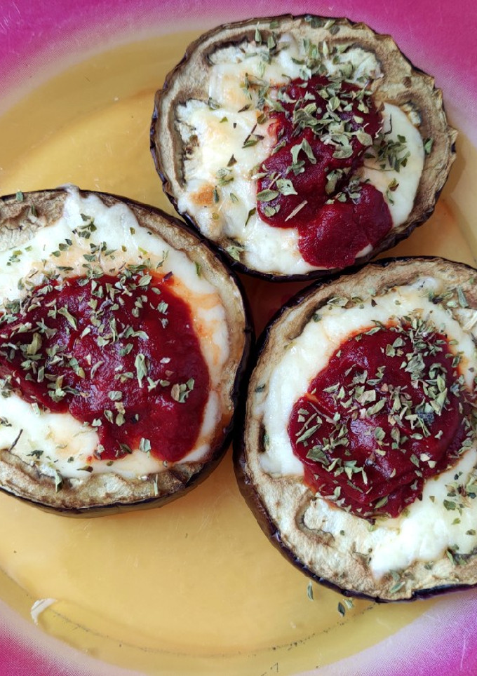 Una foto de Mini pizzas de berenjena