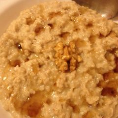 A picture of Maple-Walnut Oatmeal.