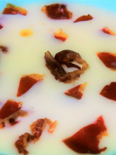 Una foto de Sopa de melón con jamón serrano crujiente