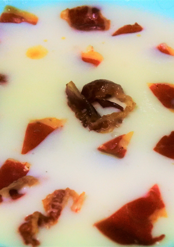 Una foto de Sopa de melón con jamón serrano crujiente