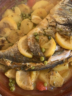 Una foto de Tajine de dorada con patatas