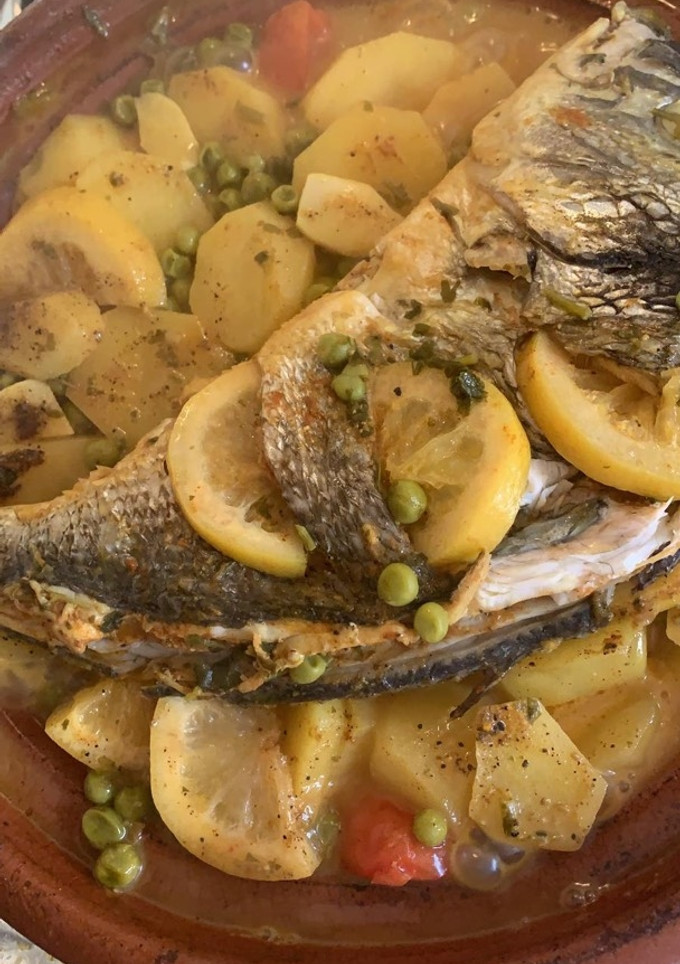 Una foto de Tajine de dorada con patatas