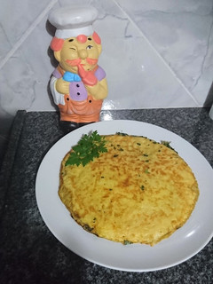 Una foto de Tortilla bicolor 🥔🌿