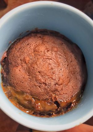 Una foto de Mug cake de chocolate y dulce de leche