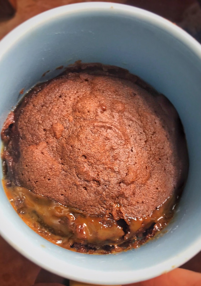 Una foto de Mug cake de chocolate y dulce de leche