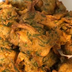 A picture of Piyaaz or Palak k pakoray.