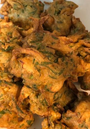 A picture of Piyaaz or Palak k pakoray.