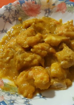 Una foto de Pargo en salsa con langostinos