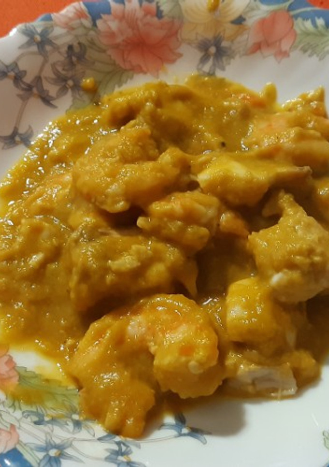 Una foto de Pargo en salsa con langostinos