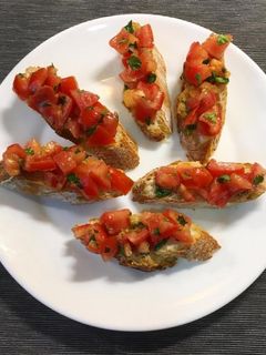 Una foto de Bruschetta de tomàquet i alfàbrega 🌱🧄🍅