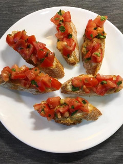Una foto de Bruschetta de tomàquet i alfàbrega 🌱🧄🍅