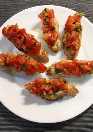 Una foto de Bruschetta de tomàquet i alfàbrega 🌱🧄🍅