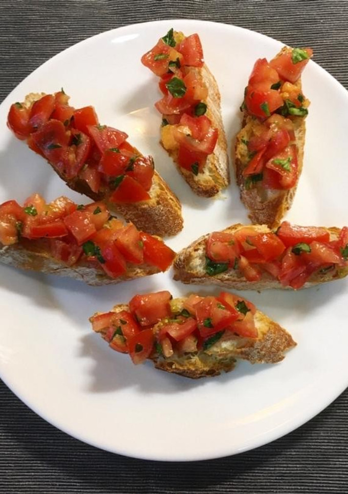 Una foto de Bruschetta de tomàquet i alfàbrega 🌱🧄🍅
