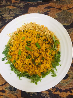 બટાકા પૌવા (Bataka Poha Recipe In Gujarati) રેસીપી મુખ્ય ફોટો