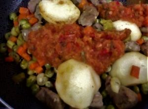 Una foto de Papas Guisadas con "Carne🥩Y Verduras"