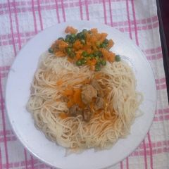 A picture of Supperghetti with beef stew and fried vegetables.