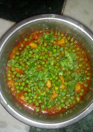 A picture of Matar paneer.