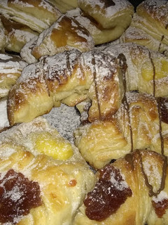 Una foto de Facturas con dulce de membrillo, pastelera y dulce de leche