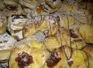 Una foto de Facturas con dulce de membrillo, pastelera y dulce de leche
