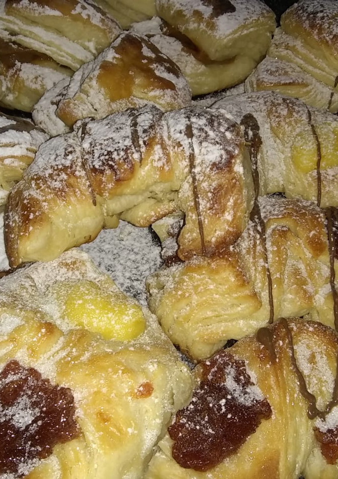 Una foto de Facturas con dulce de membrillo, pastelera y dulce de leche