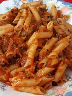 Una foto de Macarrones con salsa de sardinas en salazón, aceitunas negras y alcaparras